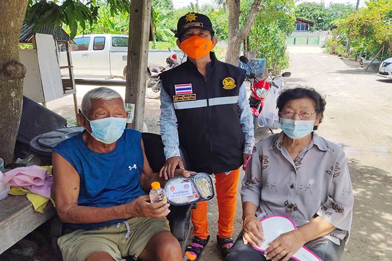 ทหารช่างราชบุรีลุยแจกข้าวกล่องกองทัพบก ‘Army Delivery’ ช่วยลดรายจ่ายแก่ประชาชน