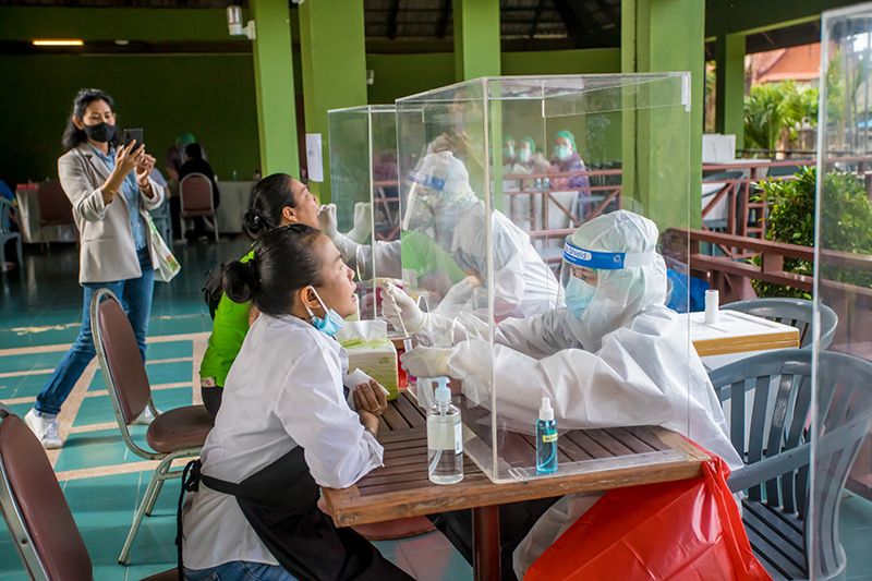 สมาคมนักธุรกิจฯเมืองพัทยาจัดตั้งจุดคัดกรองผู้ติดเชื้อเชิงรุกในสถานประกอบการ