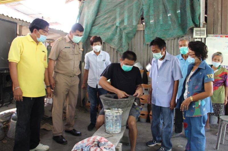 หนุ่มวัย 29 ปี ทายาทรุ่นสุดท้ายสืบสานภูมิปัญญา 'ปั้นเตาอั้งโล่' ของดีเมืองโอ่ง