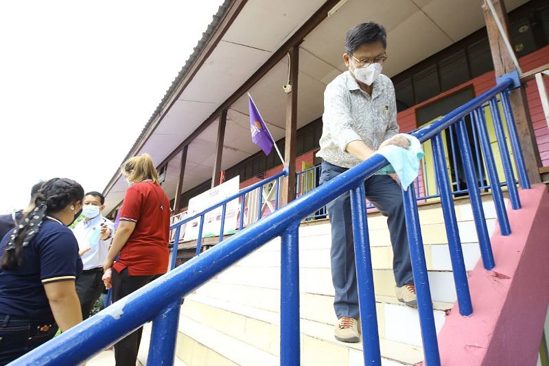 อว. จัดสู้ภัยโควิด นำผู้ได้รับจ้างงานโครงการ U2T สร้างเขตปลอดโควิด นำร่องนครนายก