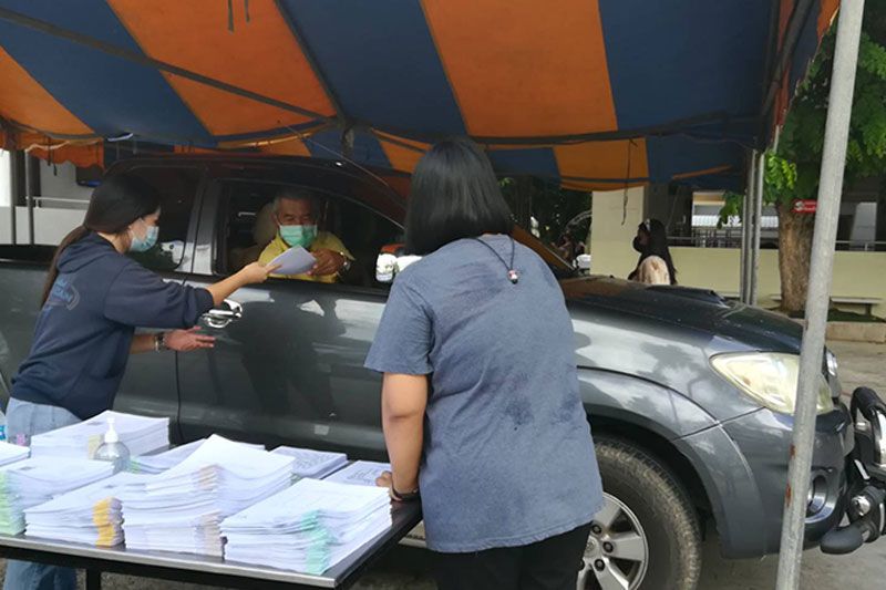 โรงเรียนกู๊ดไอเดีย! จัดบริการ'Drive thru'ลดแออัด ผู้ปกครองขับรถรับแบบเรียนออนไลน์