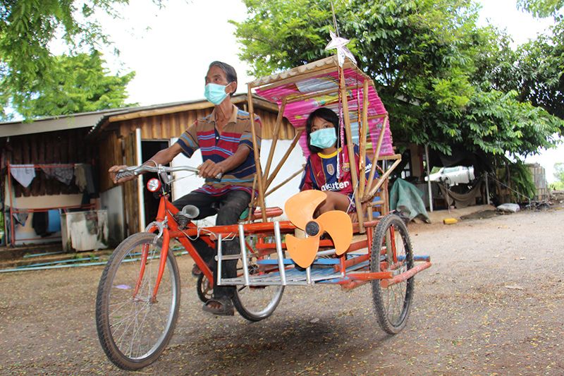 ไอเดียบรรเจิด! ลุงวัย70เมืองโอ่งใช้ไม้ไผ่หวานมาประดิษฐ์พ่วงข้างรถจักรยานสร้างรายได้เสริม