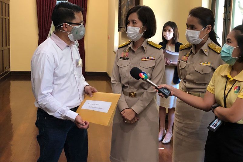 กลุ่มผู้ปกครองร้อง ‘ตรีนุช’ ร.ร.นานาชาติย่านฝั่งธนฯ  ขึ้นค่าธรรมเนียมทั่วไป ไม่สนโควิด