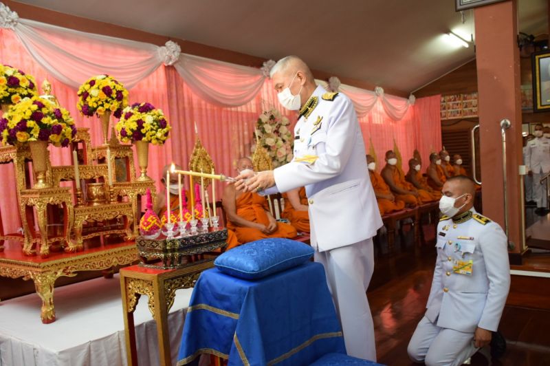 'ในหลวง'โปรดเกล้าฯให้องคมนตรีเชิญสัญญาบัตร-พัดยศ-ผ้าไตร