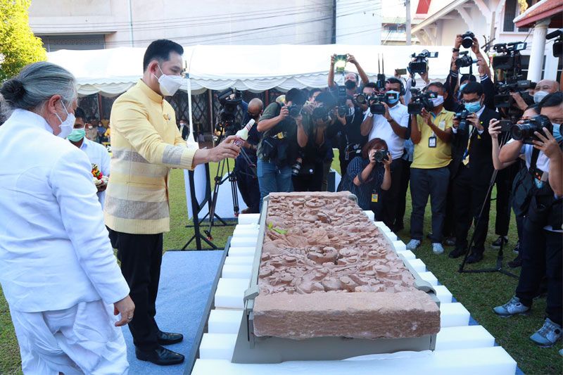 วธ.บวงสรวง 2 ทับหลังวัตถุโบราณเก่าแก่ของไทย หลังสหรัฐส่งกลับคืน