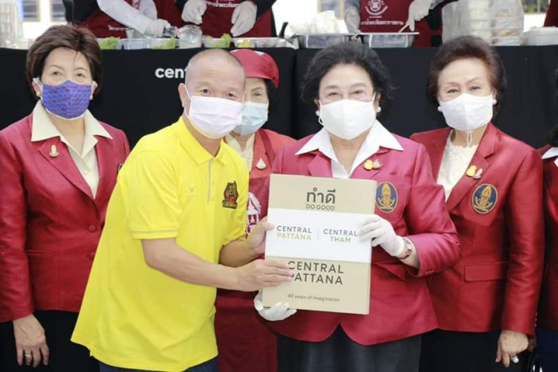 ศิลปินนักแสดงร่วมพิธีเปิดและร่วมประกอบอาหาร โรงครัวจิตอาสา