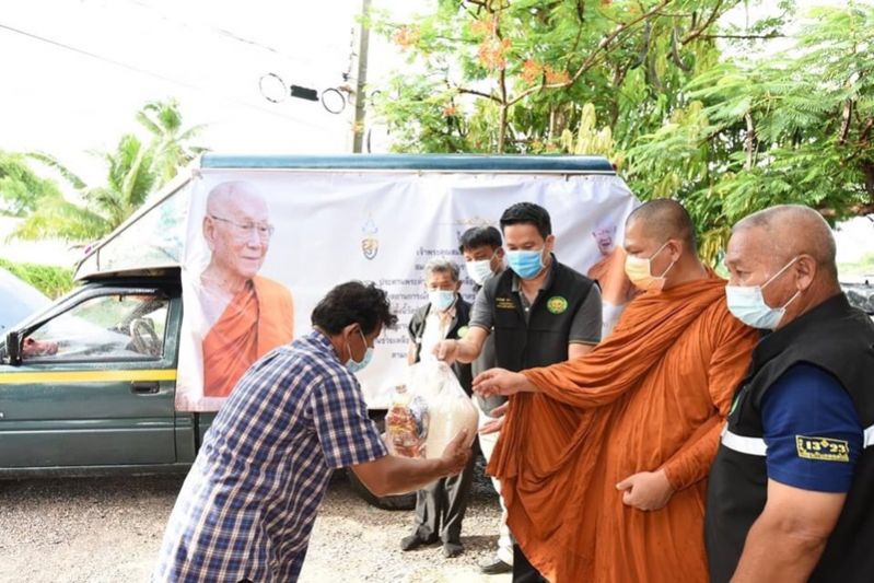 'สมเด็จพระสังฆราช' ทรงประทานข้าวสารอาหารแห้งเพื่อบรรเทาความเดือดร้อนชาวราชบุรี