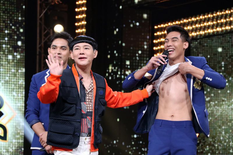 กล้ามล่ำบอดี้เริ่ด'ปาร์ค ภัทรพงศ์'ถลกเสื้อโชว์ซิกแพคกลาง เวที ลูกทุ่งไอดอล
