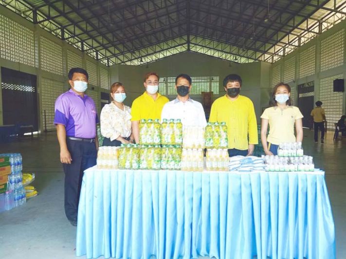คนไทยไม่ทิ้งกัน รร.ช่วยชาวบ้านหลังถูกสั่งปิดหมู่บ้าน รับส่งอุปโภค-บริโภคให้ภายหลังโควิดระบาดหนัก