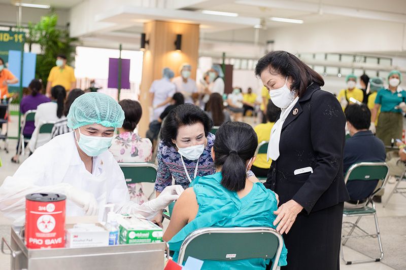 ราชวิทยาลัยจุฬาภรณ์ นำทีมแพทย์-พยาบาล ลงพื้นที่ตรวจเยี่ยมจุดตรวจวัคซีน CRACARE นำร่องที่แรกของไทย