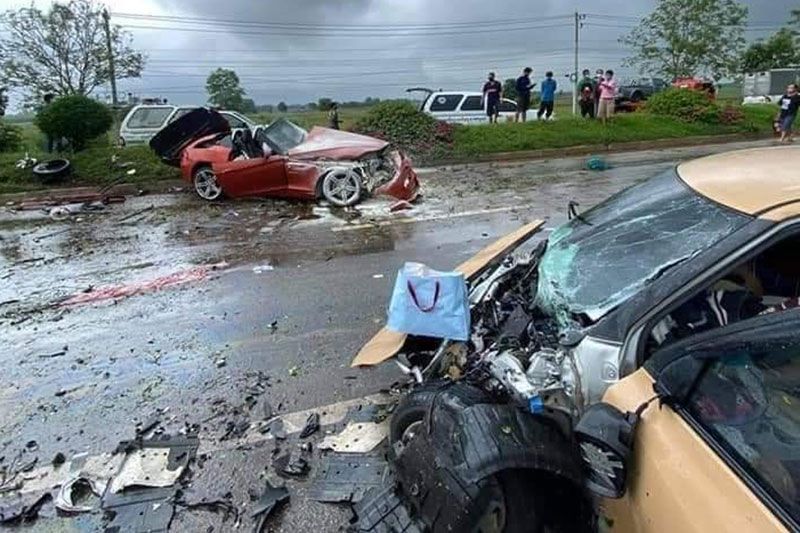 BMWซิ่งฝ่าฝน เสียหลักพุ่งข้ามเกาะกลางประสานงาเก๋ง ตาย 3 สาหัส 1