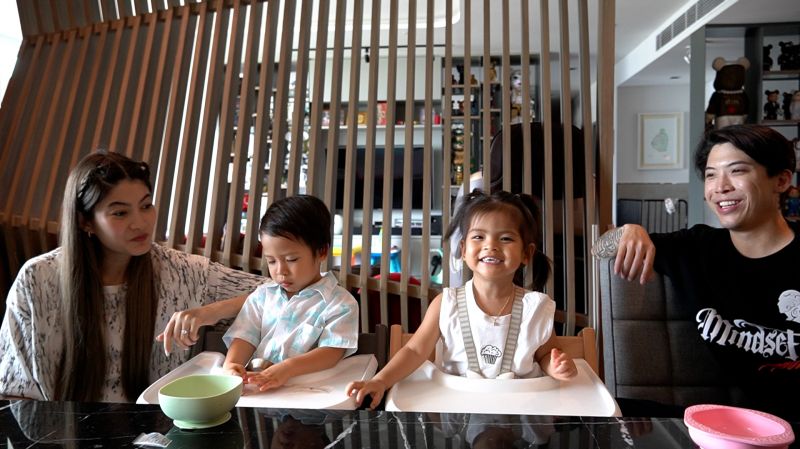 เพื่อลูกเมียทำได้ทุกอย่าง'แดดดี้ป๊อก'เข้าเรียนวิชาภาษาสเปนพร้อม 'มีก้า-มีญ่า'