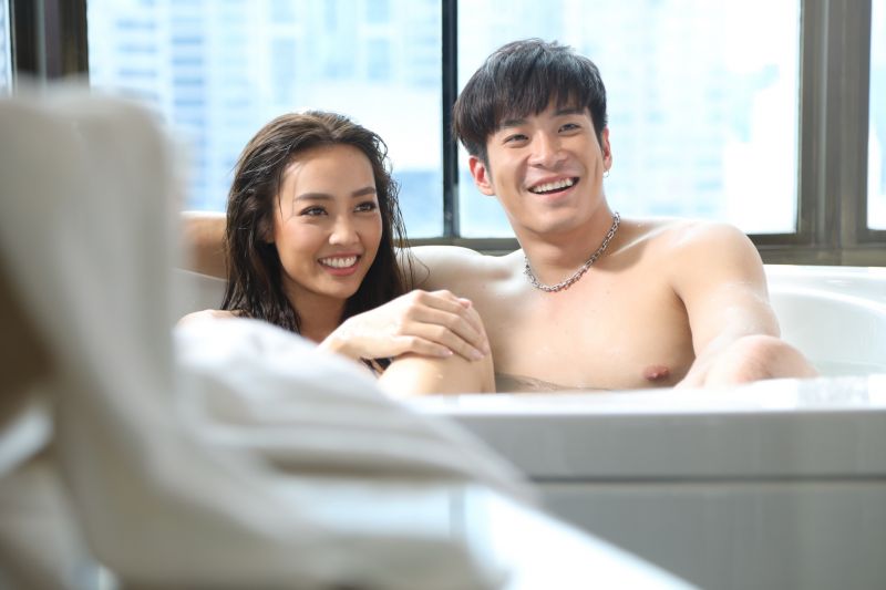 อุ๊ย!'อาเล็ก'โชว์แผงหน้าอกเลิฟซีน'น้ำตาล'ใน 'แค้นรักสลับชะตา'