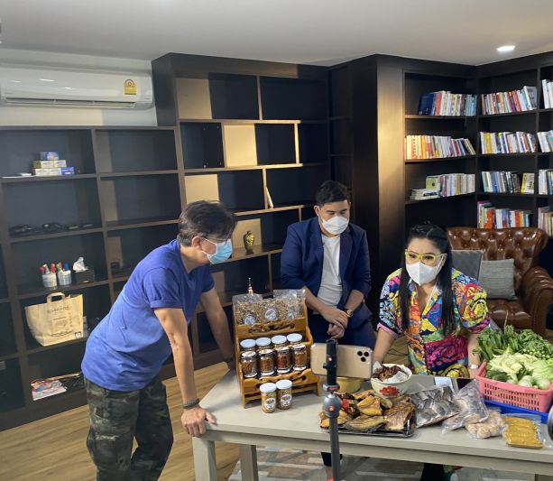 โควิดเป็นเหตุทำ'ฮายอาภาพร'ลั่น! ร้องเพลงกลายเป็นงานรอง