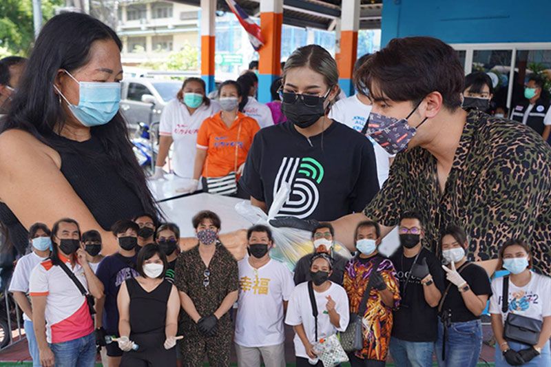 'เติร์ก'นำทีม นำข้าวสาร อาหาร เเละหน้ากากอนามัย บริจาคชุมชุนคลองเตย