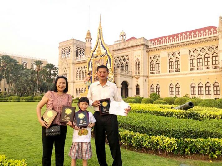 ‘คุณแม่พรรษา เชิดเกียรติกุล’ เลี้ยงลูกอย่างไรฉายแววเด่นด้านดนตรี ‘น้องไทรอั้มพ์’ คว้าเหรียญทองทุกประเภทการแข่งขันเปียโน ที่สหรัฐ
