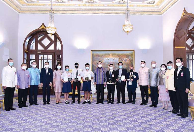 นายกรัฐมนตรี มอบโล่รางวัล ประกวดภาพถ่าย  โครงการศิลปินร่วมสมัย สู้ภัยโควิด ด้วยจิตสำนึก #2