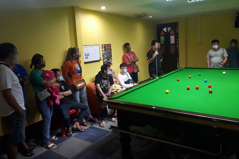 เด้ง 5 ตำรวจ สภ.นิคมพัฒนา เซ่นบุกจับโต๊ะสนุ้กมั่วสุมเล่นพนัน