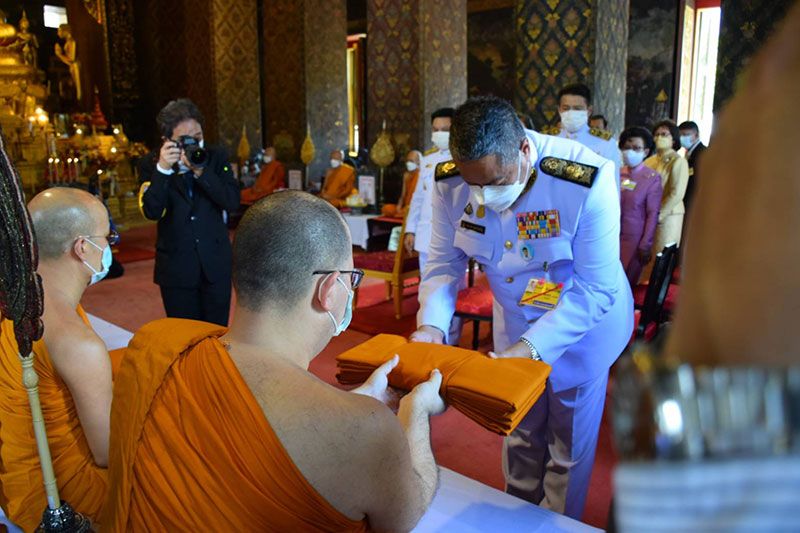 โปรดเกล้าฯองคมนตรีเชิญสัญญาบัตร พัดยศและผ้าไตร ถวายพระสงฆ์ โปรดสถาปนาเลื่อนสมณศักดิ์ วัดบวรฯ
