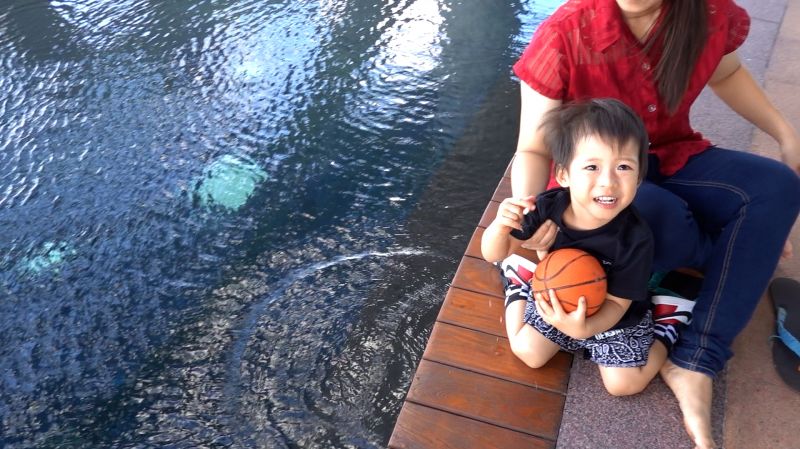 'แดดดี้ป๊อก-หม่ามี้มาร์กี้'พาดูสระว่ายน้ำลอยฟ้ากลางห้างเซ็นทรัล!?