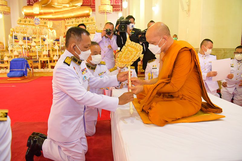 โปรดเกล้าฯองคมนตรี เชิญสัญญาบัตร พัดยศ ผ้าไตรถวายพระธรรมวชิรมุนี วัดมหาธาตุฯ