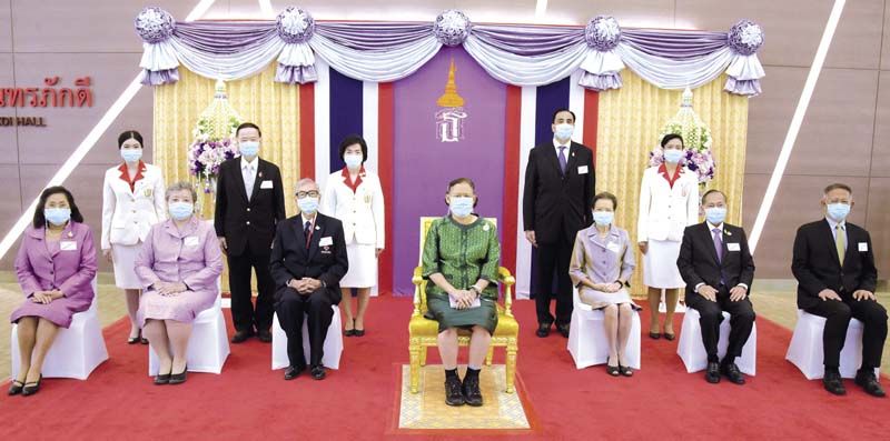 กรมสมเด็จพระเทพรัตนราชสุดาฯ เสด็จฯไปทรงบาตร  เนื่องในวันกำเนิดสถาบันการพยาบาลศรีสวรินทิรา สภากาชาดไทย