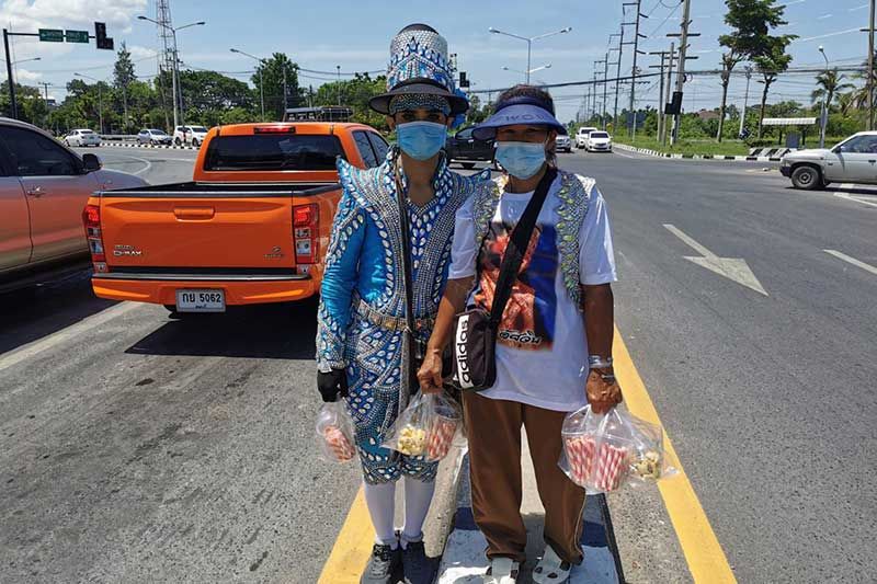 สู้วิกฤตโควิด! พระเอกลิเกแต่งชุดเต็มยศ ขายขนมแยกไฟแดง หาเงินจ่ายหนี้เลี้ยงลูก4ขวบ