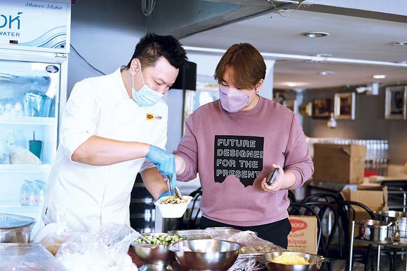 ‘เชฟกิ๊ก-กมล’Top Chef Thailand  ชวนเพื่อนเชฟทำข้าวกล่องส่งแคมป์คนงาน  ‘เพราะตอนนี้เราลำบากกันทุกคน ไม่ใช่เพียงแค่ร้านอาหารเท่านั้น’