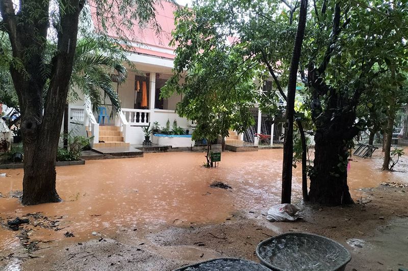 ฝนตกนาน 2 ชม.ทำน้ำท่วมวัดเกาะล้าน เหตุทำถนนสายหลังวัดแต่ไม่มีทางระบายน้ำ