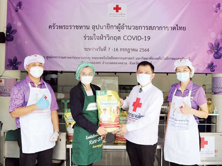 ข้าวมาบุญครอง สมทบข้าวหอมมะลิ ผ่านครัวพระราชทาน  ส่งมอบอาหารปรุงสุกแก่บุคลากรทางการแพทย์