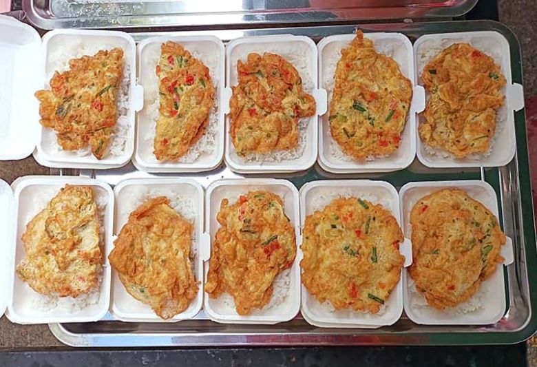 สกู๊ปพิเศษ : พลังข้าวไข่เจียวอิ่มสุข ปลุกชุมชนฝ่าวิกฤติโควิดไปด้วยกัน
