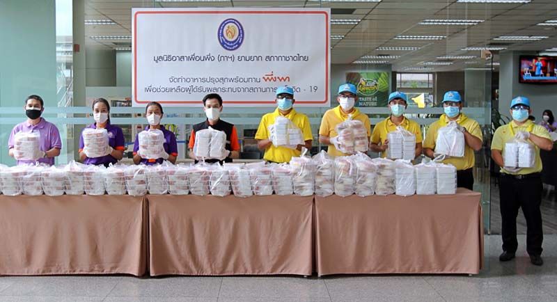 ‘เพื่อนพึ่งพา เพราะเพื่อนไม่ทิ้งกัน’ ส่งมอบอาหารปรุงสุกพร้อมทานจากร้านอาหารเล็กๆ ให้แก่ผู้ได้รับผลกระทบจากสถานการณ์โควิด-19 เพราะ ‘เพื่อนไม่ทิ้งกัน’ ในยามยาก