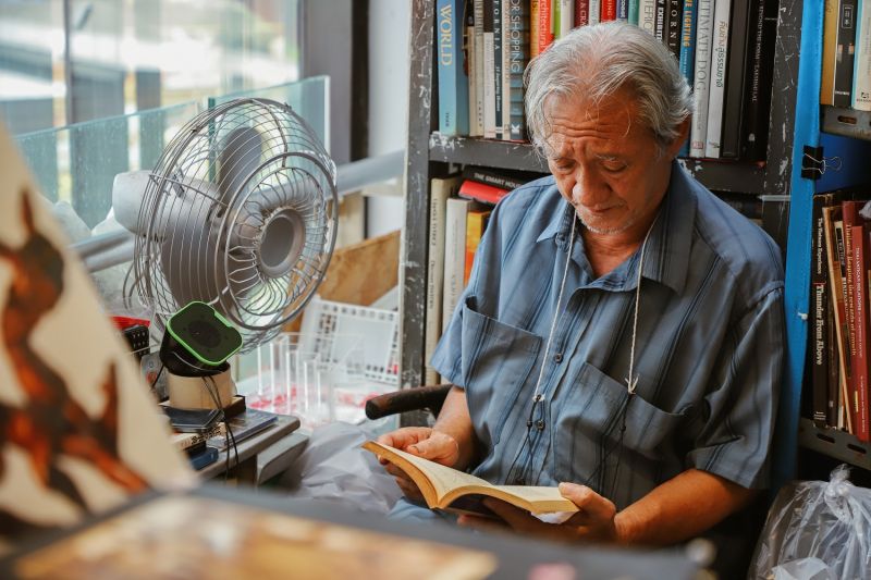 ความสุข 'ลุงบอม' ขายหนังสือเก่า 40 ปี ลั่นชีวิตไม่เคยหยุดเรียนรู้ผ่านรายการ 'Next People'