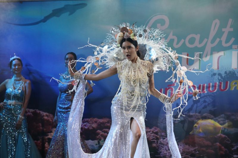 'คะน้า'ขายขำเดินแฟชั่นท้องทะเลล้มหน้าคว่ำกลางเวที