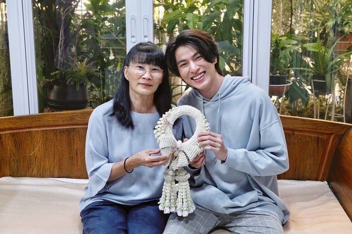 โมเมนต์วันแม่…สุดน่ารัก ของ 'กลัฟ' กับคุณแม่