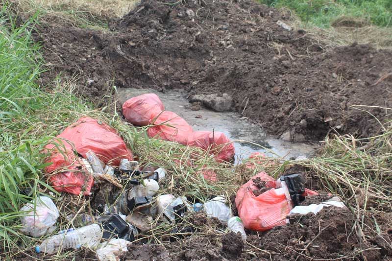 ผวา!ชาวบ้านปทุมฯวอนตรวจสอบ ขยะติดเชื้อรพ.สนามถูกทิ้งใกล้ชุมชน