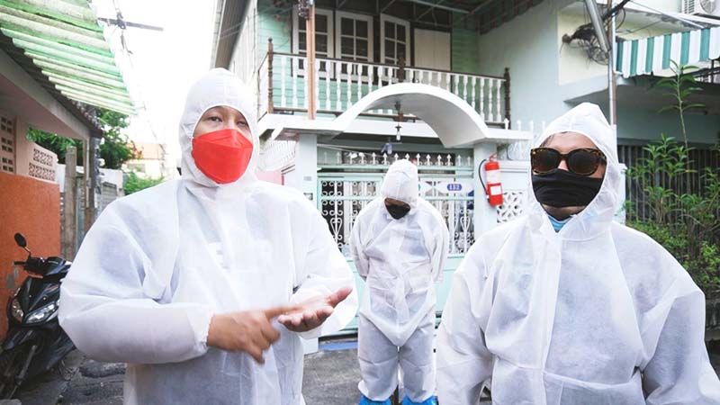 ‘โบ๊ต 7 DAYS CRAZY’ ลงพื้นที่ แจกอาหารให้ผู้ป่วย-กักตัวจากโควิด-19