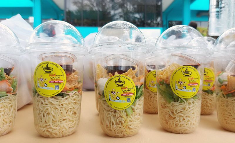 ชาย4ร่วมส่งกำลังใจมอบบะหมี่เขย่า เสริมเสบียงหมอพยาบาลอสม.ต้านภัยโควิด-19