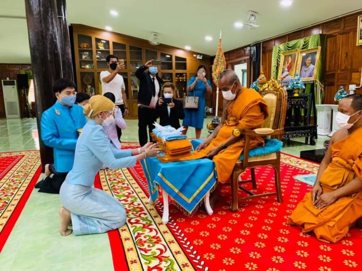 'พีช สุพิชญา'อิ่มบุญเป็นประธาน ถวายผ้าไตรพระราชทาน