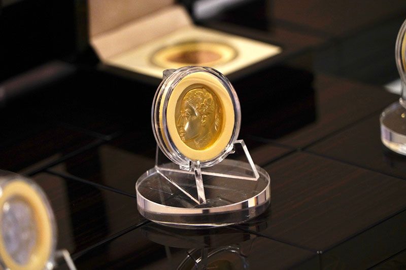 พช.สุดปลื้มปิติ! เผยโฉมเหรียญรางวัลพระราชทาน ประกวด'ผ้าลายขอเจ้าฟ้าสิริวัณณวรีฯ'