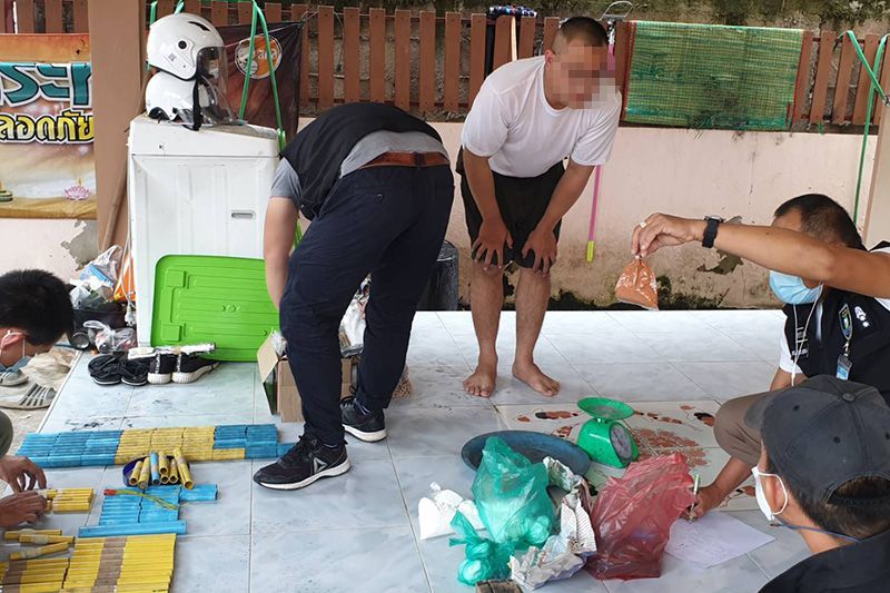 บุกจับพ่อค้าขายดอกไม้เพลิงเถื่อน ขู่ฟันคนขายประทัด-ระเบิดเพลิงให้ม็อบ