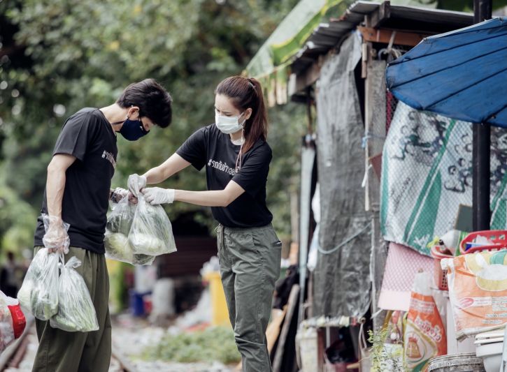 ‘บอย –เจี๊ยบ’พร้อมใจโพสต์ซึ้งเมื่อรถพุ่มพวงวิ่งส่งกำลังใจไปในรูปแบบอาหาร ถึงชุมชนต่างๆที่เดือดร้อน