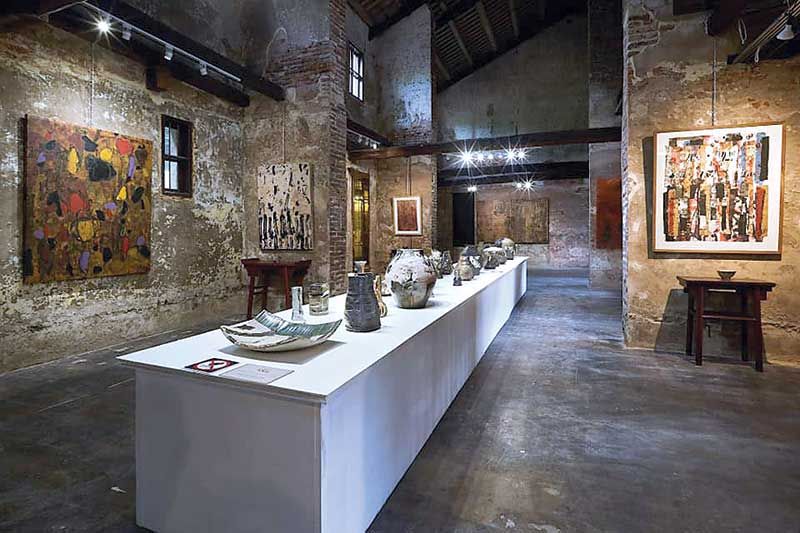 ล้ง 1919 เชิญชมจิตรกรรมนามธรรมและเซรามิก  นิทรรศการเดี่ยวของ อาจารย์สมลักษณ์ ปันติบุญ