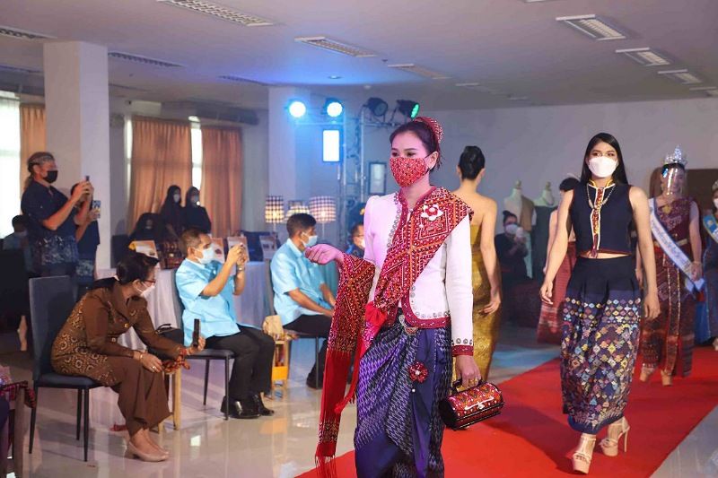 เมืองน้ำดำ!สืบสานผ้าพื้นถิ่นประมูลผ้าลายขอ แพรวา อนุรักษ์มรดกทางวัฒนธรรม