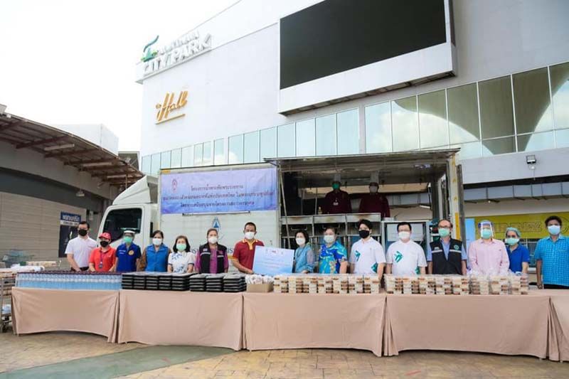 ครัวเคลื่อนที่โครงการน้ำพระทัยพระราชทาน  มอบอาหารแก่บุคลากรทางการแพทย์และผู้ฉีดวัคซีน