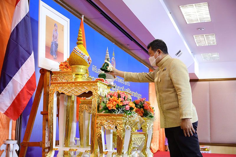 พช.ทำพิธีมอบลายผ้าพระราชทานผ้าบาติกลายสุดงดงามสื่อวิถีเสน่ห์แดนใต้