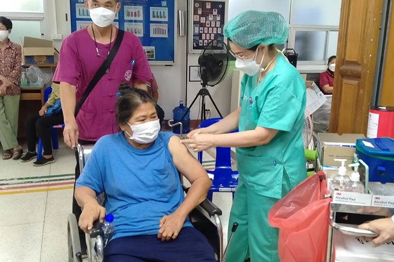 รพ.น่านเปิดให้บริการฉีดซิโนฟาร์มเข็มแรก สำหรับคนพิการและผู้สูงอายุ 70 ปีขึ้นไป