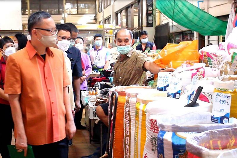 รอง ผวจ.แม่ฮ่องสอนลงตรวจ'ตลาดสายหยุด' ย้ำ!การ์ดอย่าตก หมั่นล้างตลาดป้องกันโควิด