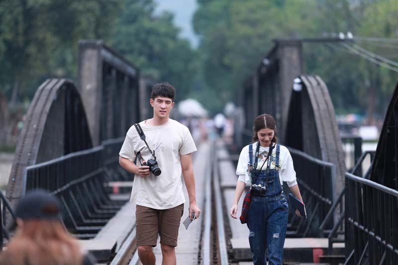 ‘เจมส์ มาร์-มิว’ พาเช็คอินเที่ยวทิพย์ กาญจนบุรี