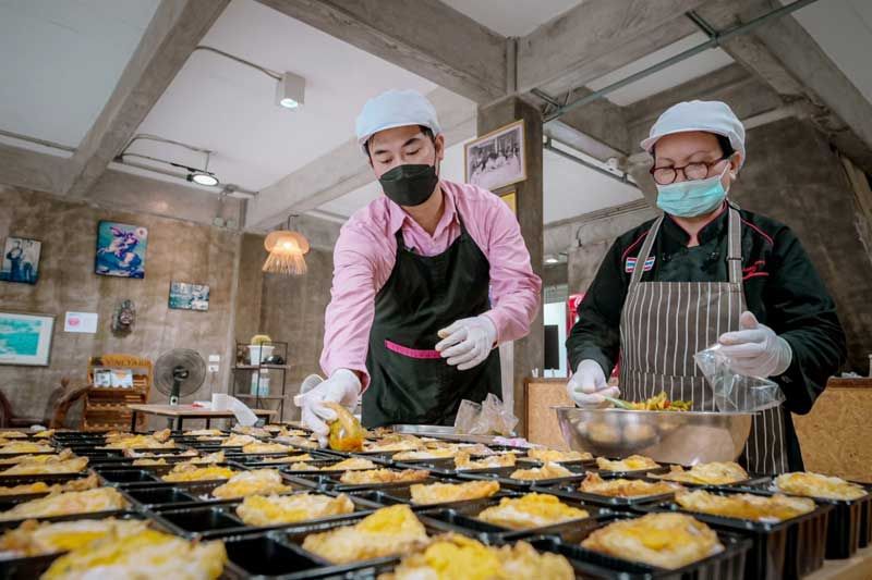 ‘ครัวปันอิ่ม’ปันโอกาสร้านอาหาร โชว์เมนูเด็ด ช่วยชาวมีนบุรีและหนองจอก